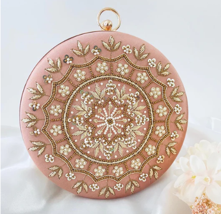 A Touch of Glamour: How Clutch Handbags Can Add Sparkle to Your Ensemble