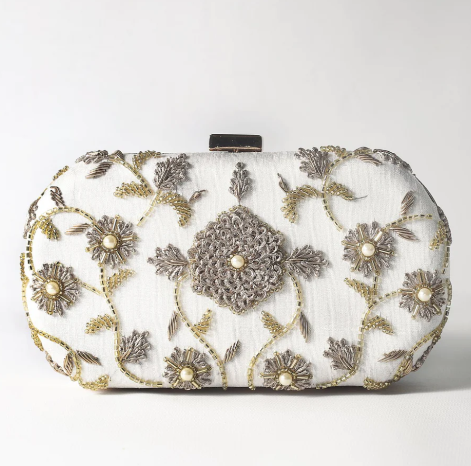 5 Tips For Choosing The Right Handbag With Various Outfits