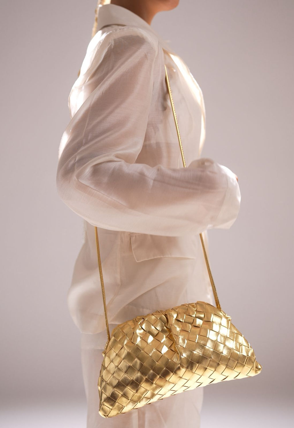 Metallic gold woven shoulder bag – Solis by Clutch It

Handwoven gold evening bag with long strap

Luxury gold woven shoulder bag for holidays and weddings