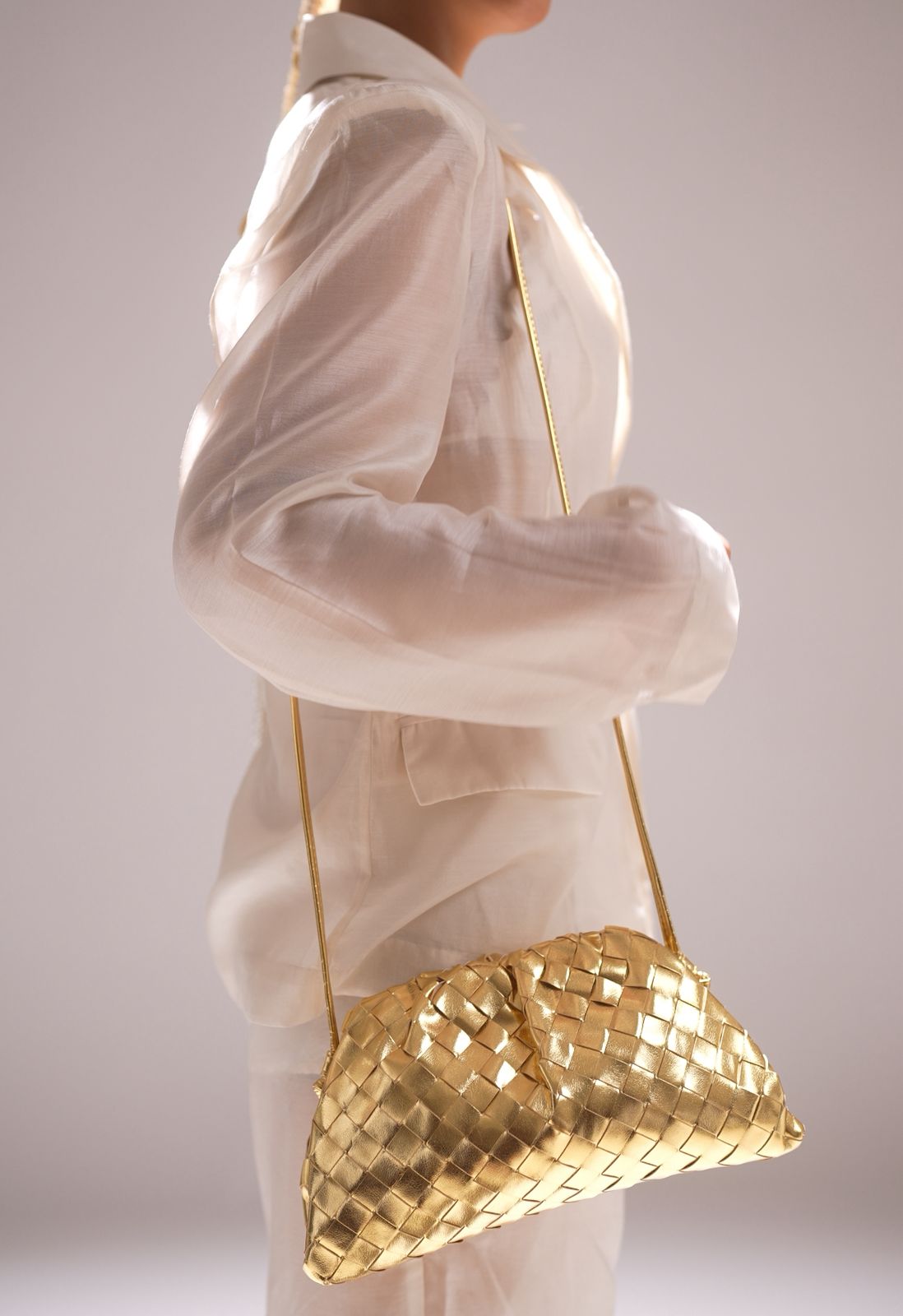 Metallic gold woven shoulder bag – Solis by Clutch It

Handwoven gold evening bag with long strap

Luxury gold woven shoulder bag for holidays and weddings